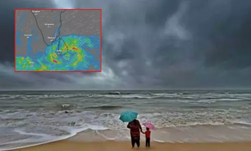 வங்கக்கடலில் காற்றழுத்த தாழ்வுப்பகுதி: புயலாக மாறி தமிழகத்தை நோக்கி நகருமா? வங்கக்கடலில் காற்றழுத்த தாழ்வுப்பகுதி: புயலாக மாறி தமிழகத்தை நோக்கி நகருமா?