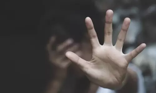 சாலையில் நடந்து சென்ற பெண்ணிடம் தவறாக நடக்க முயன்ற வாலிபர்