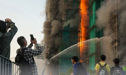 ஹாங்காங்கில் அடுக்குமாடி குடியிருப்பில் பயங்கர தீ ஹாங்காங்கில் அடுக்குமாடி குடியிருப்பில் பயங்கர தீ