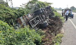 ஸ்ரீபெரும்புதூர் அருகே சரக்கு லாரி கவிழ்ந்து விபத்து ஸ்ரீபெரும்புதூர் அருகே சரக்கு லாரி கவிழ்ந்து விபத்து