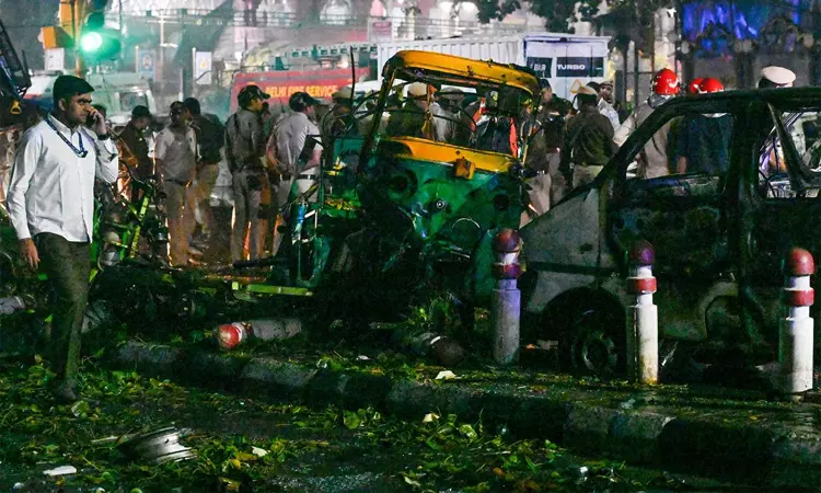 டெல்லி கார் வெடிப்பு: சூட்கேசில் வெடிபொருட்களை கொண்டு சென்ற டாக்டர் உமர் - பரபரப்பு தகவல்