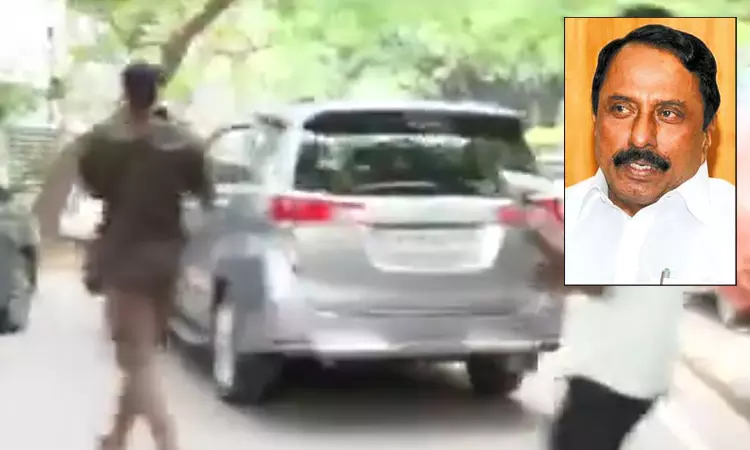 வீட்டில் இருந்து புறப்பட்ட சிறிது நேரத்தில் மீண்டும் வீடு திரும்பிய செங்கோட்டையன்