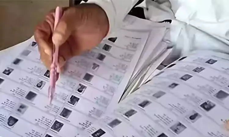 வாக்காளர் பட்டியல் தீவிர திருத்தப்பணியின்போது நிர்வாணமாக நின்ற அலுவலர் - வீடியோ வெளியாகி பரபரப்பு வாக்காளர் பட்டியல் தீவிர திருத்தப்பணியின்போது நிர்வாணமாக நின்ற அலுவலர் - வீடியோ வெளியாகி பரபரப்பு