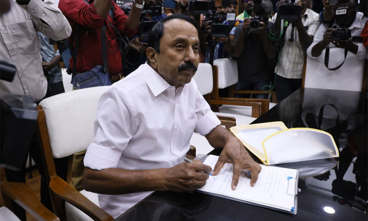 தி.மு.க.வுக்கு இழுக்க முயற்சியா..?: செங்கோட்டையனுடன் சேகர்பாபு சந்திப்பு