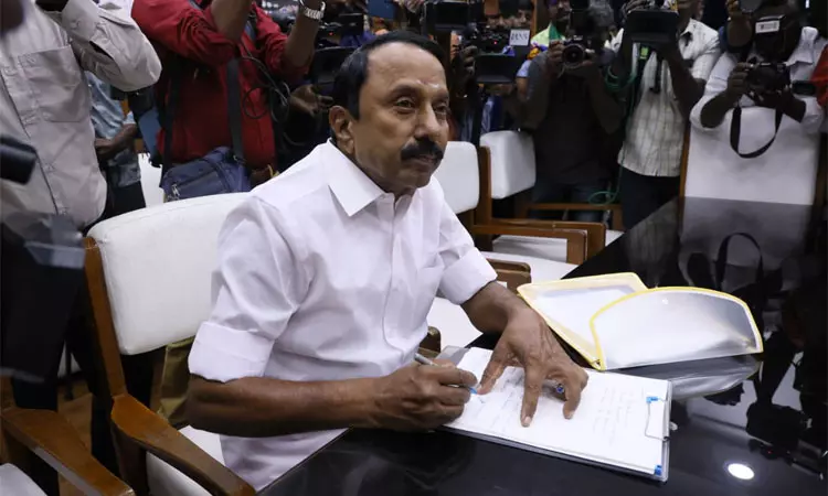 தி.மு.க.வுக்கு இழுக்க முயற்சியா..?: செங்கோட்டையனுடன் சேகர்பாபு சந்திப்பு தி.மு.க.வுக்கு இழுக்க முயற்சியா..?: செங்கோட்டையனுடன் சேகர்பாபு சந்திப்பு