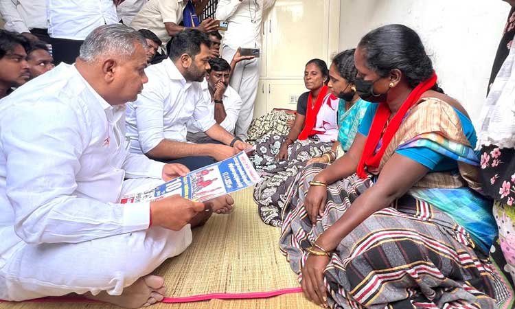 உண்ணாவிரத போராட்டத்தில் ஈடுபட்டிருக்கும் தூய்மை பணியாளர்களை சந்தித்த த.வெ.க. நிர்வாகிகள்