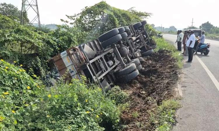 காஞ்சிபுரம்: சாலையோர பள்ளத்தில் லாரி கவிழ்ந்து விபத்து - டிரைவர் படுகாயம்