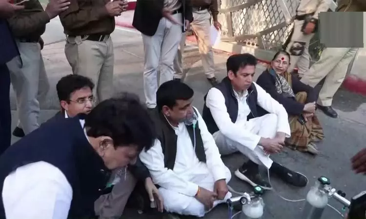 காற்று மாசுபாடு: டெல்லி தலைமை செயலகம் முன் காங்கிரஸ் கட்சியினர் ஆர்ப்பாட்டம்