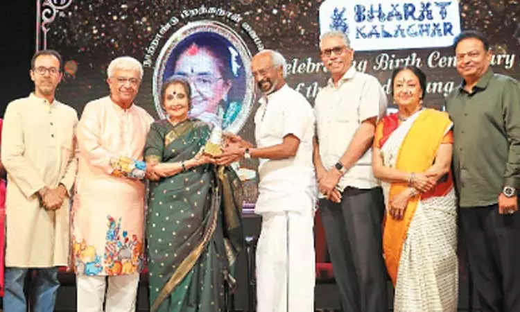 பழம்பெரும் நடிகை வைஜெயந்தி மாலாவுக்கு கலாசார விருது வழங்கிய ரஜினிகாந்த் பழம்பெரும் நடிகை வைஜெயந்தி மாலாவுக்கு கலாசார விருது வழங்கிய ரஜினிகாந்த்