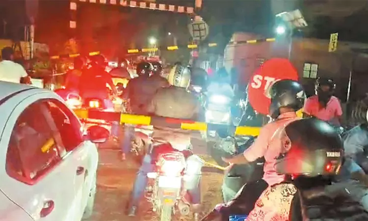 திடீரென கீழே விழுந்த ரெயில்வேகேட்.. அதிர்ஷ்டவசமாக உயிர் தப்பிய வாகன ஓட்டிகள் திடீரென கீழே விழுந்த ரெயில்வேகேட்.. அதிர்ஷ்டவசமாக உயிர் தப்பிய வாகன ஓட்டிகள்