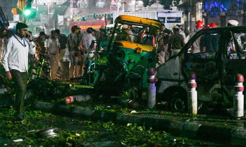 டெல்லி கார் வெடிப்பு: சூட்கேசில் வெடிபொருட்களை கொண்டு சென்ற டாக்டர் உமர் - பரபரப்பு தகவல்