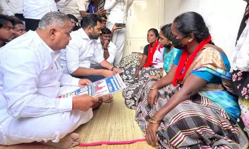 உண்ணாவிரத போராட்டத்தில் ஈடுபட்டிருக்கும் தூய்மை பணியாளர்களை சந்தித்த த.வெ.க. நிர்வாகிகள்