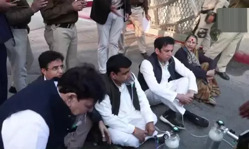 காற்று மாசுபாடு: டெல்லி தலைமை செயலகம் முன் காங்கிரஸ் கட்சியினர் ஆர்ப்பாட்டம்