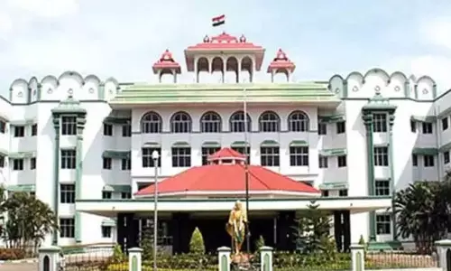 மதுரை மெட்ரோ ரெயில் திட்டத்தை செயல்படுத்தக்கோரி வழக்கு - மத்திய, மாநில அரசுகள் பதில் அளிக்க ஐகோர்ட்டு உத்தரவு