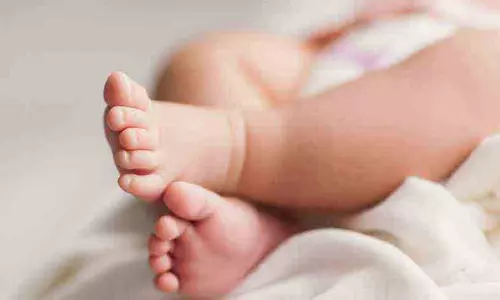 சிறுவன் தடுமாறி விழுந்ததில் ஒன்றரை மாத குழந்தை உயிரிழப்பு - அதிர்ச்சி சம்பவம்