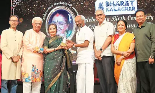 பழம்பெரும் நடிகை வைஜெயந்தி மாலாவுக்கு கலாசார விருது வழங்கிய ரஜினிகாந்த்