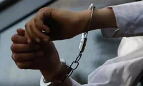 பெண் டாக்டர்கள் உடை மாற்றுவதை வீடியோ எடுத்தவர் கைது