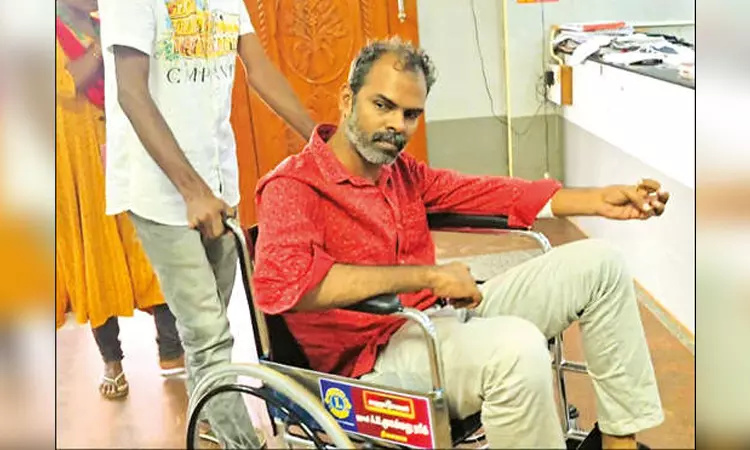 வாக்காளர் பட்டியல் திருத்தப்பணி அலுவலர் கையை அறுத்துக்கொண்டு தற்கொலை முயற்சி