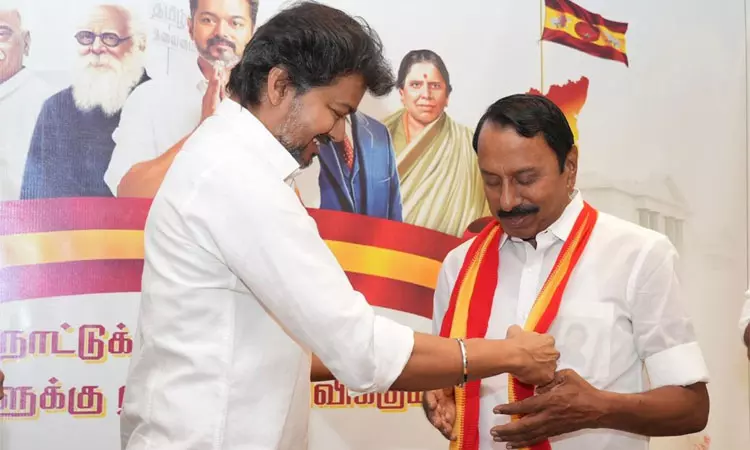 விஜய் முன்னிலையில் தவெகவில் இணைந்தார் செங்கோட்டையன்: தலைமை ஒருங்கிணைப்பாளராக நியமனம் விஜய் முன்னிலையில் தவெகவில் இணைந்தார் செங்கோட்டையன்: தலைமை ஒருங்கிணைப்பாளராக நியமனம்