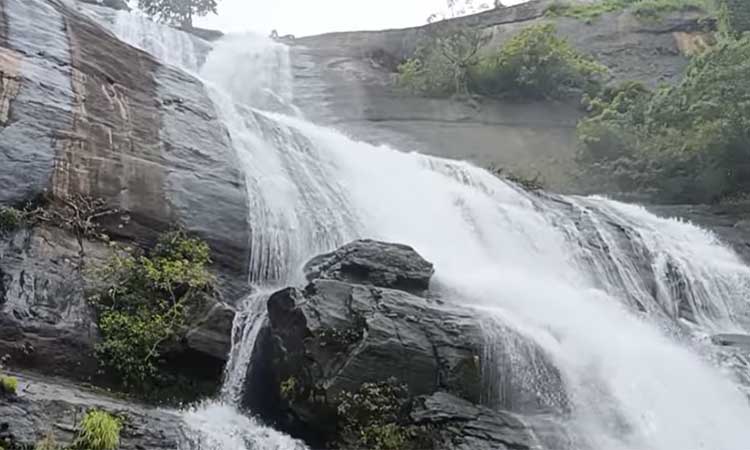 குற்றால அருவியில் 6 நாட்களுக்கு பிறகு சுற்றுலா பயணிகள் குளிக்க அனுமதி