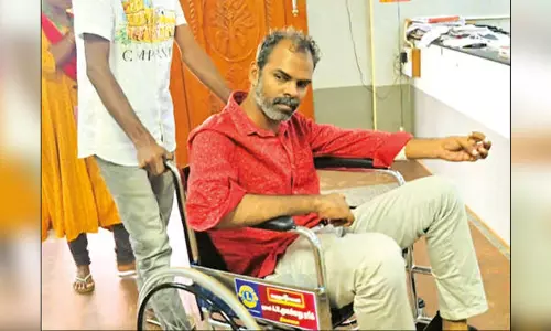 வாக்காளர் பட்டியல் திருத்தப்பணி அலுவலர் கையை அறுத்துக்கொண்டு தற்கொலை முயற்சி வாக்காளர் பட்டியல் திருத்தப்பணி அலுவலர் கையை அறுத்துக்கொண்டு தற்கொலை முயற்சி