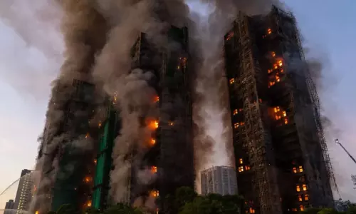 ஹாங்காங் அடுக்குமாடி குடியிருப்பில் பயங்கர தீ விபத்து: உயரும் பலி எண்ணிக்கை - 279 பேர் மாயம் ஹாங்காங் அடுக்குமாடி குடியிருப்பில் பயங்கர தீ விபத்து: உயரும் பலி எண்ணிக்கை - 279 பேர் மாயம்