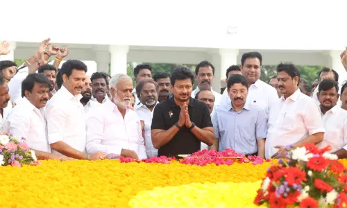 அண்ணா, கருணாநிதி நினைவிடங்களில் உதயநிதி ஸ்டாலின் மரியாதை