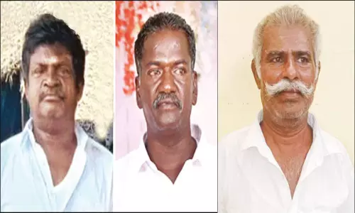 கயத்தாறில் பயங்கரம்: டாஸ்மாக் பாரில் புகுந்து 2 பேர் வெட்டிக்கொலை- உறவினருக்கு போலீஸ் வலைவீச்சு