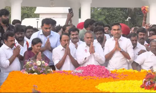 அண்ணா, எம்.ஜி.ஆர், ஜெயலலிதா நினைவிடத்தில் செங்கோட்டையன் மரியாதை