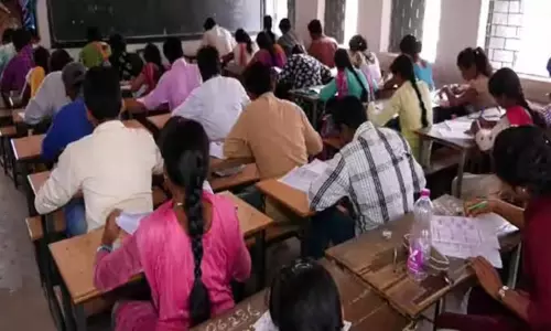 கேரள பல்கலைக்கழக தேர்வில் கடந்த ஆண்டு வெளியான வினாத்தாள் வினியோகம்; மாணவர்கள் அதிர்ச்சி