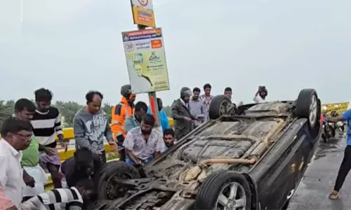 பாம்பன் பாலத்தில் கார் தலைகுப்புற கவிழ்ந்து விபத்து - தம்பதி மருத்துவமனையில் அனுமதி