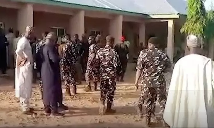 மாணவர்கள் கடத்தல் சம்பவம் எதிரொலி: நைஜீரியாவில் அவசர நிலை அறிவிப்பு மாணவர்கள் கடத்தல் சம்பவம் எதிரொலி: நைஜீரியாவில் அவசர நிலை அறிவிப்பு