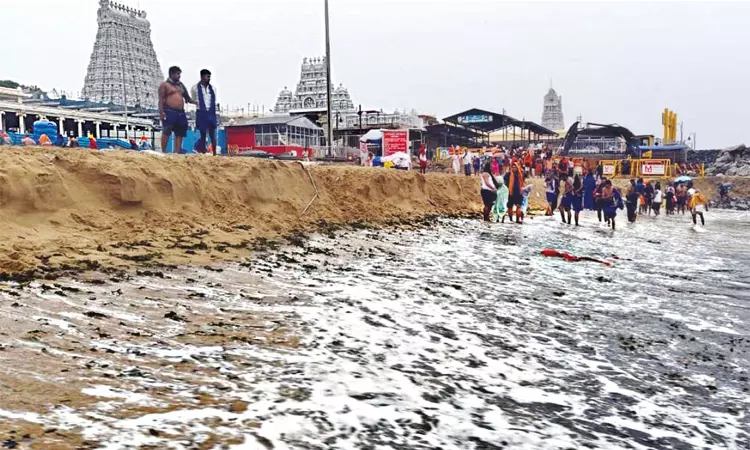 திருச்செந்தூர் கடற்கரையில் மண் அரிப்பு