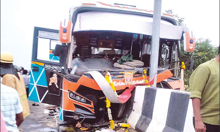 ஆற்றுப்பால தடுப்பு சுவரில் மோதி அந்தரத்தில் நின்ற பஸ்.! உயிர்தப்பிய ஐயப்ப பக்தர்கள்