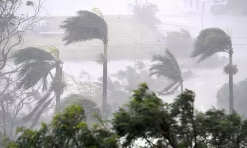 இலங்கையில் சூறாவளி காற்றுடன் பெய்து வரும் கனமழையால் 56 பேர் உயிரிழப்பு