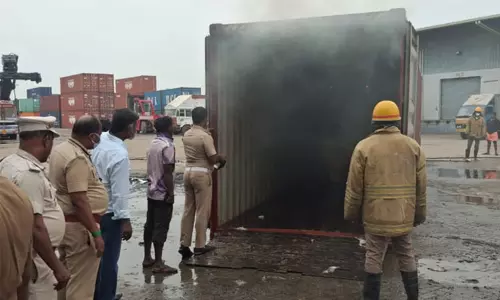 தூத்துக்குடி ஷிப்பிங் நிறுவனத்தில் கன்டெய்னரில் தீவிபத்து தூத்துக்குடி ஷிப்பிங் நிறுவனத்தில் கன்டெய்னரில் தீவிபத்து