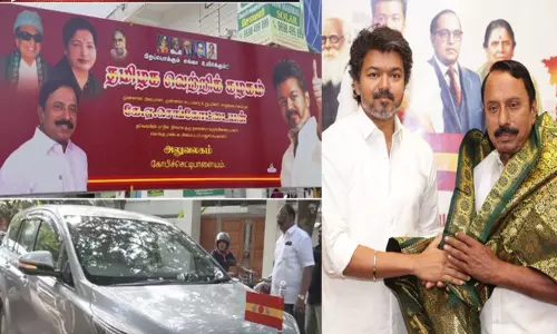 எம்.ஜி.ஆர்., ஜெயலலிதா, விஜய் படங்களுடன் தனது அலுவலகத்தில் பேனர் வைத்த செங்கோட்டையன்