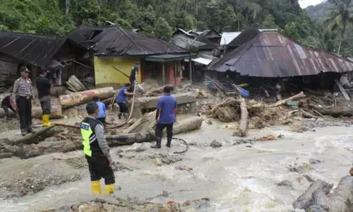 இந்தோனேசியாவில் கனமழை, வெள்ளம்: பலி எண்ணிக்கை 174 ஆக உயர்வு இந்தோனேசியாவில் கனமழை, வெள்ளம்: பலி எண்ணிக்கை 174 ஆக உயர்வு