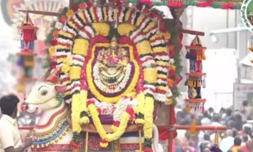 கார்த்திகை தீபத்திருவிழா 5-ம் நாள்: கண்ணாடி ரிஷப வாகனத்தில் சந்திரசேகரர் வீதி உலா கார்த்திகை தீபத்திருவிழா 5-ம் நாள்: கண்ணாடி ரிஷப வாகனத்தில் சந்திரசேகரர் வீதி உலா