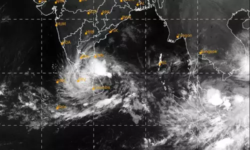 வலுவிழந்து சென்னையை அடையும் டிட்வா புயல்