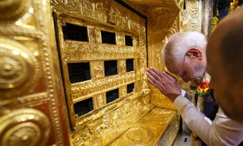 உடுப்பி கிருஷ்ணன் கோவிலில் 1 லட்சம் பேர் கீதை வாசிக்கும் நிகழ்ச்சி; பிரதமர் மோடி தொடங்கி வைத்தார்