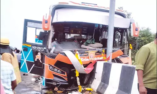 ஆற்றுப்பால தடுப்பு சுவரில் மோதி அந்தரத்தில் நின்ற பஸ்.! உயிர்தப்பிய ஐயப்ப பக்தர்கள் ஆற்றுப்பால தடுப்பு சுவரில் மோதி அந்தரத்தில் நின்ற பஸ்.! உயிர்தப்பிய ஐயப்ப பக்தர்கள்