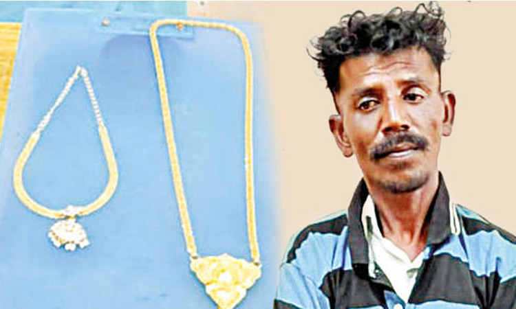 ஓடும் ரெயிலில் ஆசிரியையிடம் 10 சவரன் நகை திருடியவர் கைது