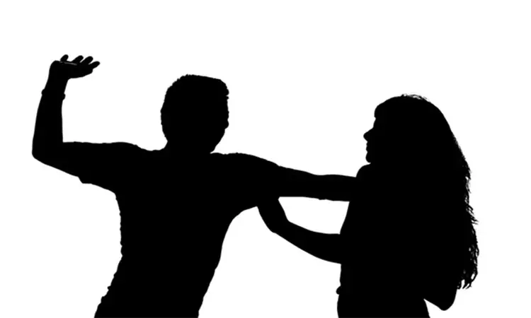 காதலிக்க மறுத்த சிறுமியை அடித்து உதைத்த மாணவர்