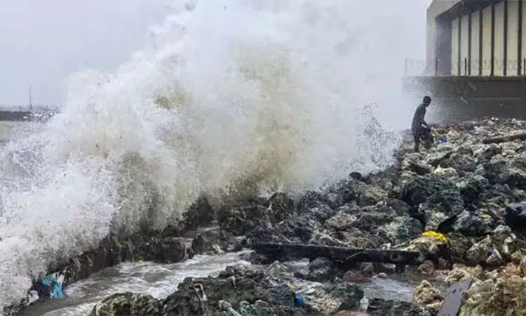 டிட்வா புயலால் விமான சேவைகள் பாதிப்பு; 3 நாட்களாக இலங்கையில் சிக்கித் தவிக்கும் 300 இந்தியர்கள்