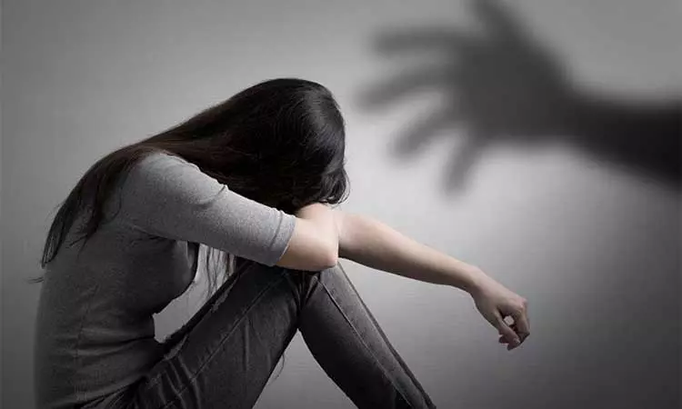 இளம்பெண்ணை காரில் கடத்தி கூட்டு பாலியல் வன்கொடுமை - கொல்கத்தாவில் பயங்கரம் இளம்பெண்ணை காரில் கடத்தி கூட்டு பாலியல் வன்கொடுமை - கொல்கத்தாவில் பயங்கரம்