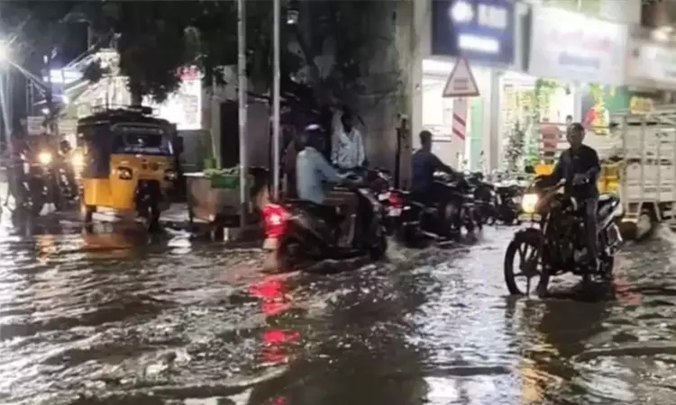 தாக்கும் புயல்: காலை 7 மணி வரை மழைக்கு வாய்ப்புள்ள மாவட்டங்கள் தாக்கும் புயல்: காலை 7 மணி வரை மழைக்கு வாய்ப்புள்ள மாவட்டங்கள்