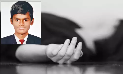 குறைந்த மதிப்பெண்கள் எடுத்ததால் விரக்தி... குளத்தில் குதித்து கல்லூரி மாணவர் தற்கொலை