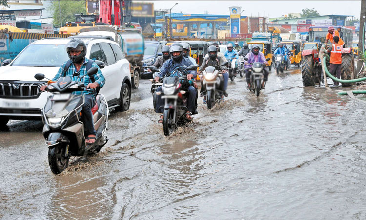 டிட்வா புயல் எதிரொலி: சூறைக்காற்றுடன் கனமழை.. தமிழ்நாட்டில் இருவர் உயிரிழப்பு