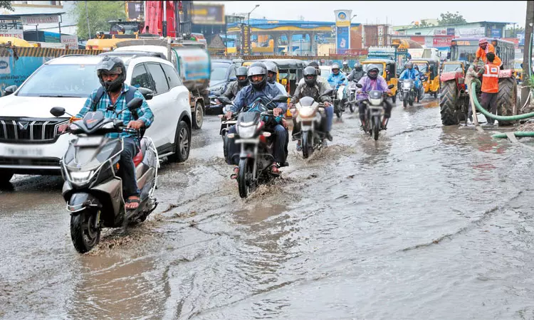 டிட்வா புயல் எதிரொலி: சூறைக்காற்றுடன் கனமழை.. தமிழ்நாட்டில் இருவர் உயிரிழப்பு